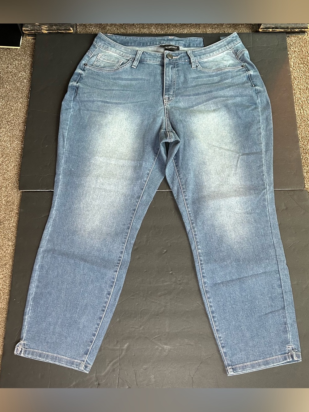 Lane Bryant Women Plus Size 14 Light Blue Faded Denim Sculpted Capri Jeans NWT.